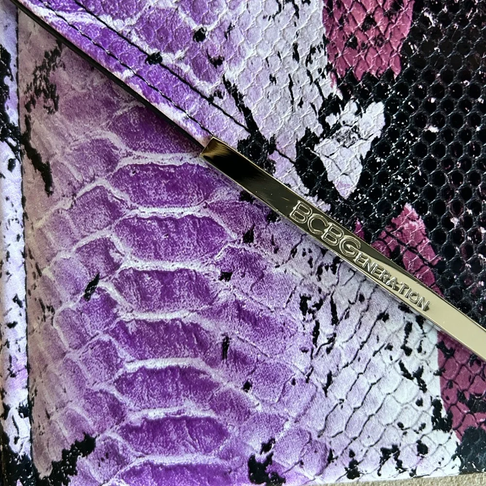 BCBGeneration Raspberry Purple Snakeskin Envelope‎ Clutch Bag BFZ1410N-600 NEW